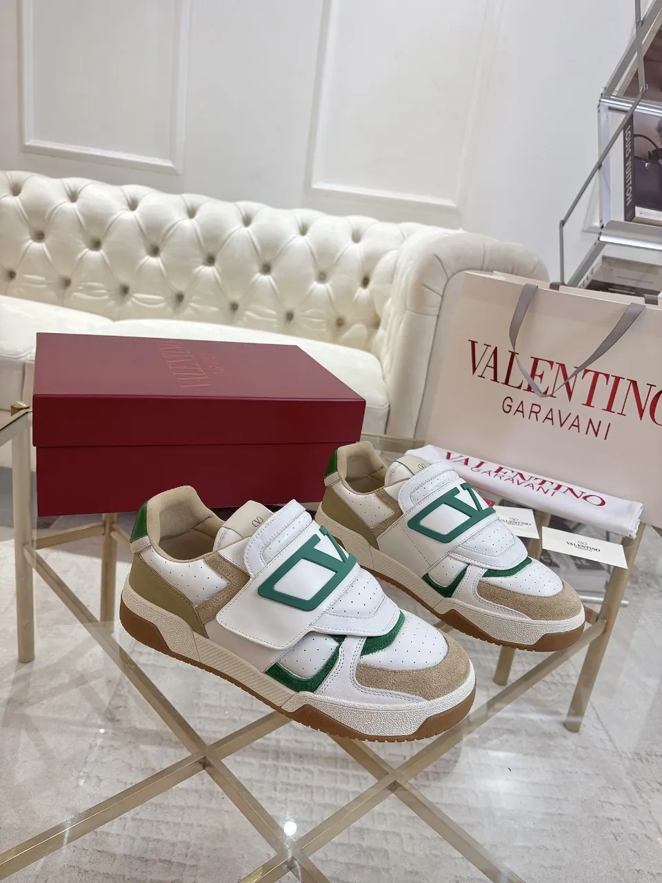 👟👟Ex-factory price 640👟👟 🔺Valentino🔺 Valentino casual shoes! Top version!  Purchase the original version and develop it 1:1! Lasting technology, classic splicing, fashionable and versatile, 🎁Full set of packaging at the same time at the counter. Fabric: customized cowhide + super soft sheepskin + mercerized cow suede. Lining: original double-sided velvet + breathable mesh. Outsole: original TPU material outsole, non-slip and wear-resistant. Code number: men 39~46